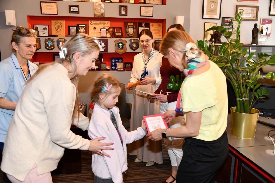 Dzieci z kartkami świątecznymi w gabinecie dyrektora Wojskowego Instytutu medycznego.