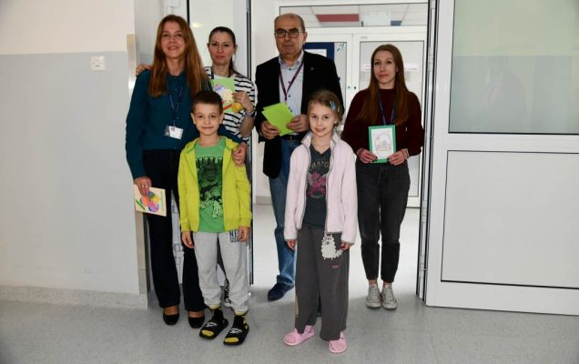 Dzieci z pracownikami Kancelarii Ogólnej Wojskowego Instytutu Medycznego.