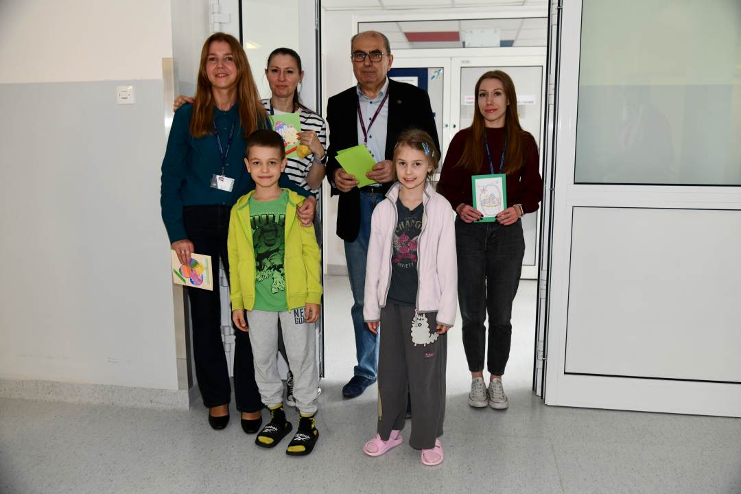 Dzieci z pracownikami Kancelarii Ogólnej Wojskowego Instytutu Medycznego.