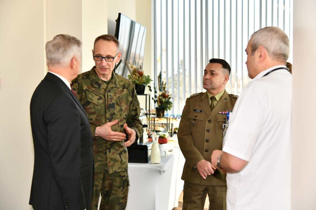 Sala wykładowa WIM. Rozmawiajacy podczas przerwy wykładowej: Stanisław Wziątek,Grzegorz Gielerak, Jarosław Świstak.