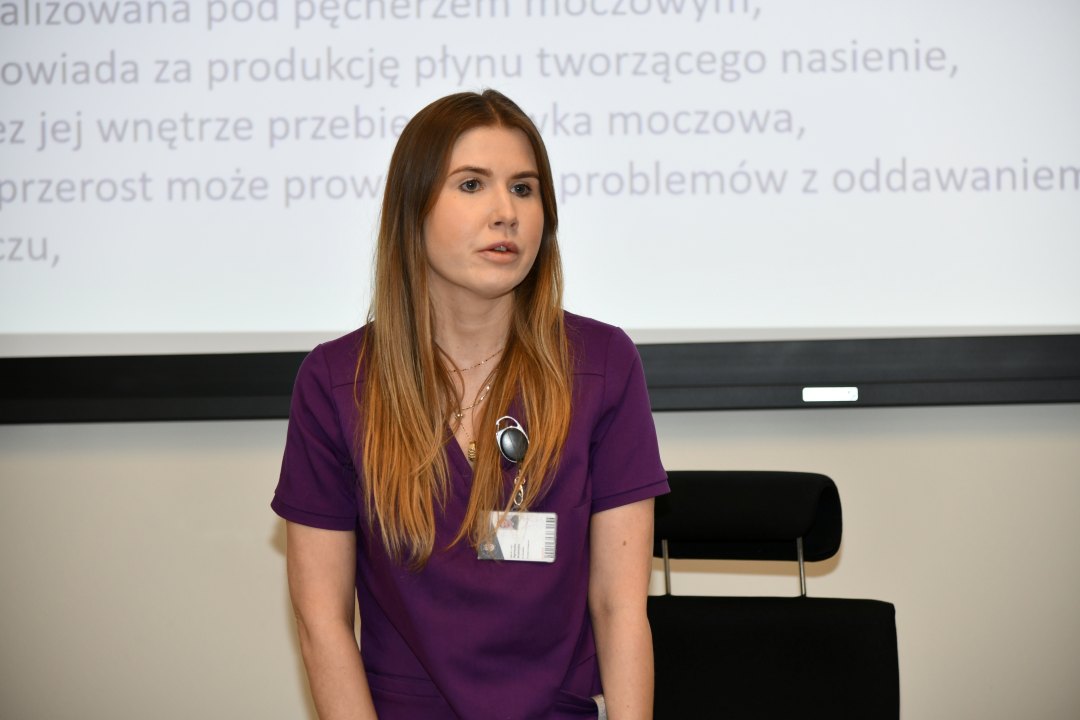 Agnieszka Grabińska, za nią na ekranie slajd z prezentacji.