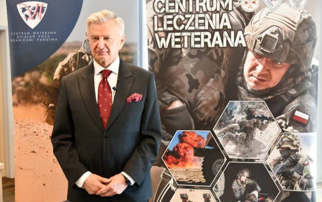 Stanisław Wziątek na tle ścianki Centrum leczenia Weterana.