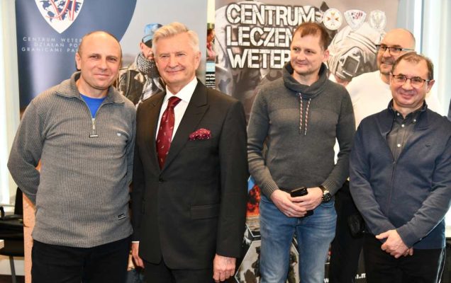 Weterani pozują do zdjęcia ze Stanisławem Wziątkiem.