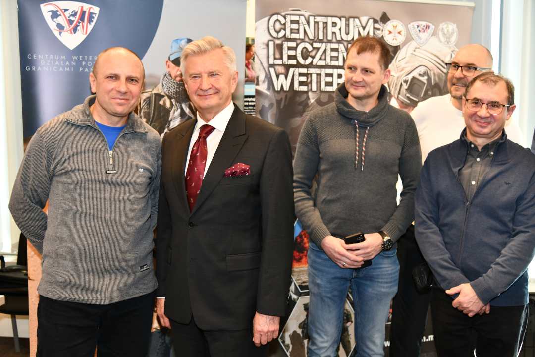 Weterani pozują do zdjęcia ze Stanisławem Wziątkiem.