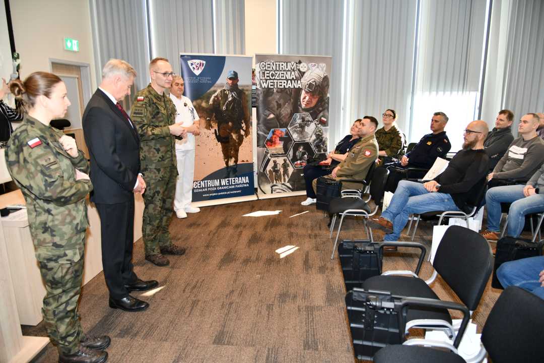 Sala wykładowa WIM. Od lewej: Agnieszka Grabińska, Stanisław Wziątek,Grzegorz Gielerak, Jarosław Świstak stoją na przeciw siedzących słuchaczy.