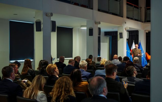 Uczestnicy konferencji siedzący na sali.