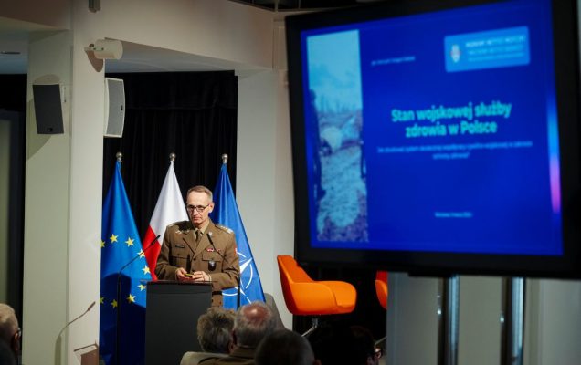 Grzegorz Gielerak przy mównicy.