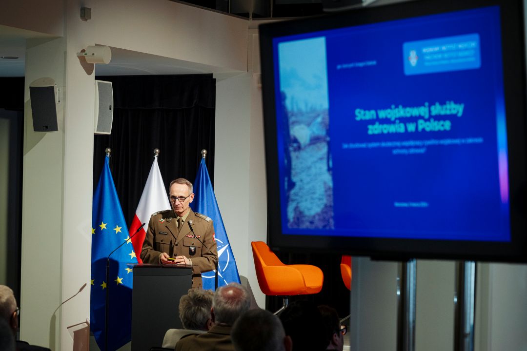 Grzegorz Gielerak przy mównicy.