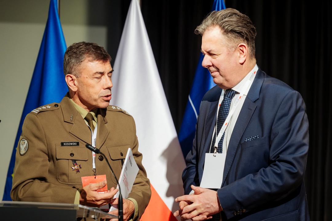 Radosław Tworus i Arkadiusza Kosowski przy mównicy.