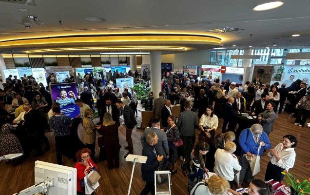 Hol ze stoiskami podczas konferencji.