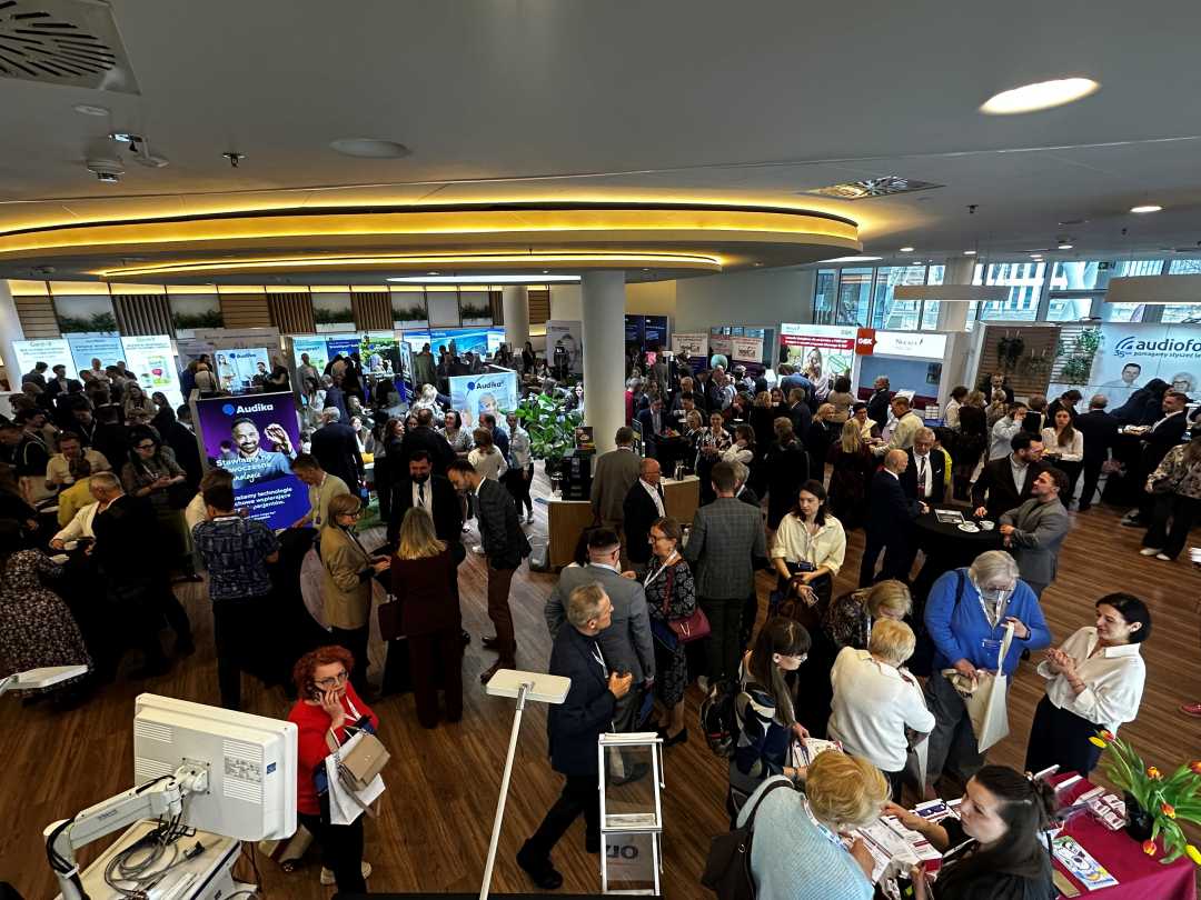 Hol ze stoiskami podczas konferencji.