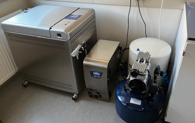 Sprzęt laboratoryjny Autoklaw-SMS-ASL-60MSV w pomieszczeniu laboratoryjnym.