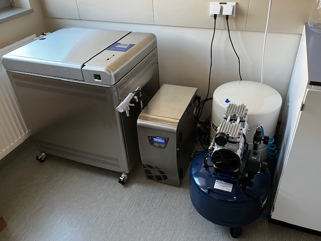 Sprzęt laboratoryjny Autoklaw-SMS-ASL-60MSV w pomieszczeniu laboratoryjnym.