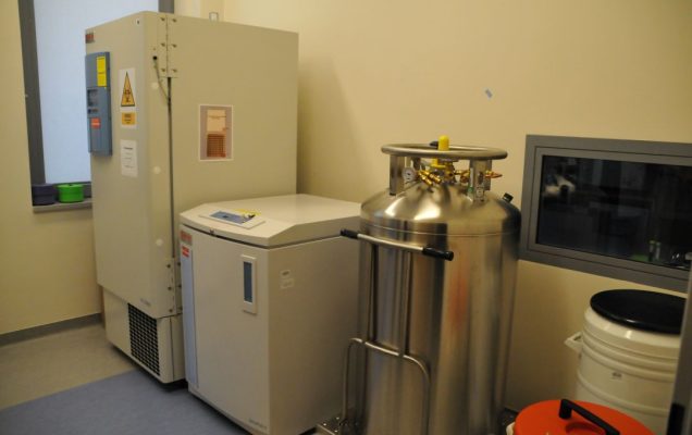 Sprzęt laboratoryjny BIOBANK w pomieszczeniu laboratoryjnym.