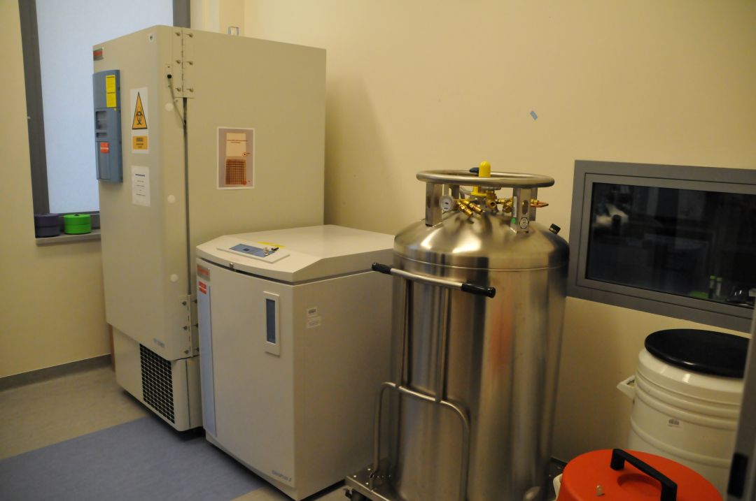 Sprzęt laboratoryjny BIOBANK w pomieszczeniu laboratoryjnym.