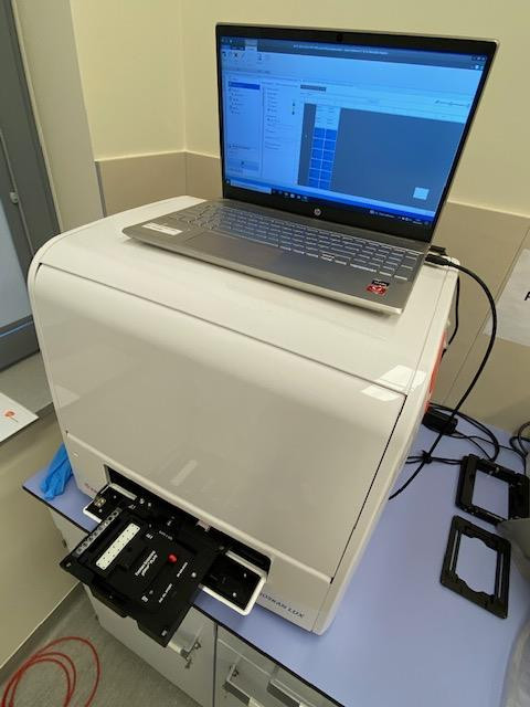 Sprzęt laboratoryjny CZYTNIK PŁYTEK VARIOSCAN w pomieszczeniu laboratoryjnym.