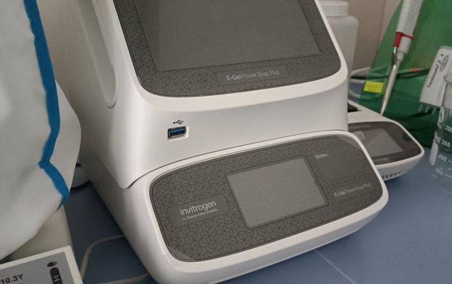 Sprzęt laboratoryjny E-GEL w pomieszczeniu laboratoryjnym.