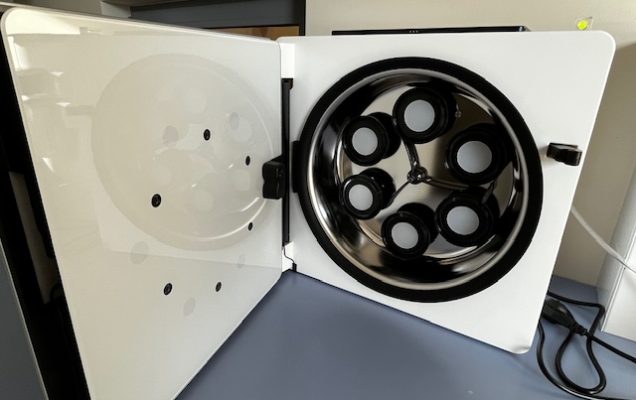 Inkubator CO2 do hodowli komórkowych struktur 3D w pomieszczeniu laboratoryjnym.