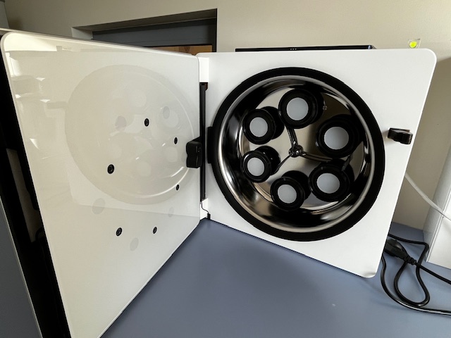 Inkubator CO2 do hodowli komórkowych struktur 3D w pomieszczeniu laboratoryjnym.