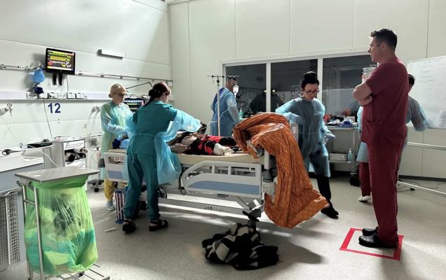 Ćwiczenia na sali medycznej w Centrum Symulacji Medycznej.