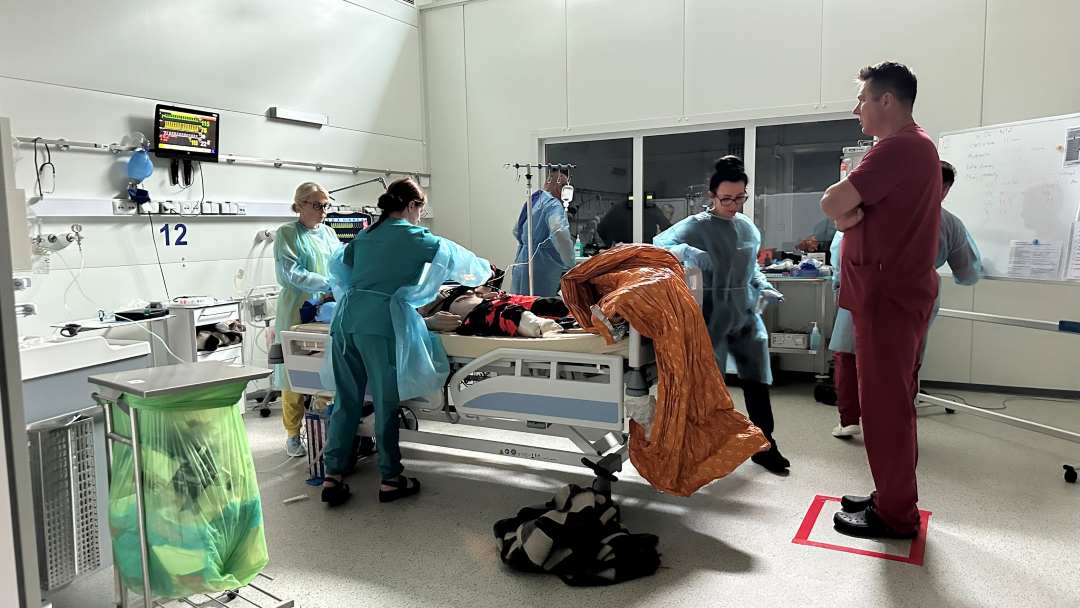 Ćwiczenia na sali medycznej w Centrum Symulacji Medycznej.
