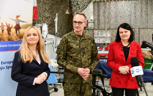 Dyrektor WIM z ministrą i wiceministrą zdrowia w Szpitalu Modułowym podczas konferencji.