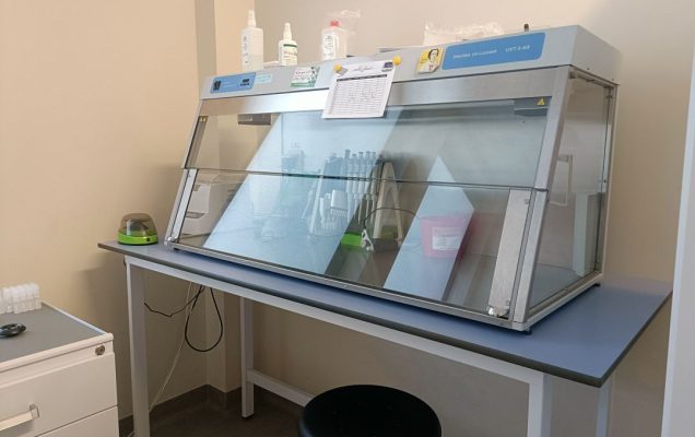 Sprzęt laboratoryjny: Komora PCR DNA-RNA UV-Cleaner UVT-S-AR w pomieszczeniu LOMTI.
