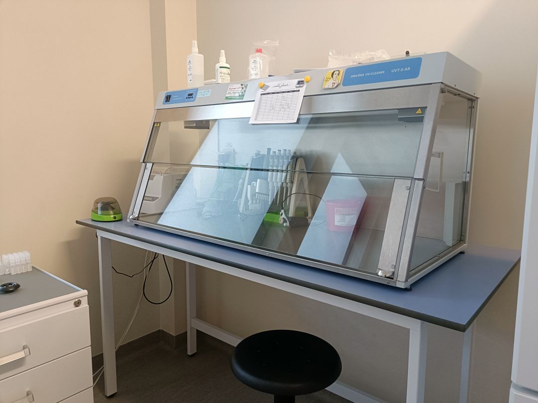 Sprzęt laboratoryjny: Komora PCR DNA-RNA UV-Cleaner UVT-S-AR w pomieszczeniu LOMTI.