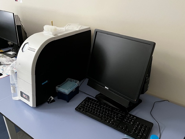 Sprzęt laboratoryjny: MAGPIX w pomieszczeniu LOMTI.