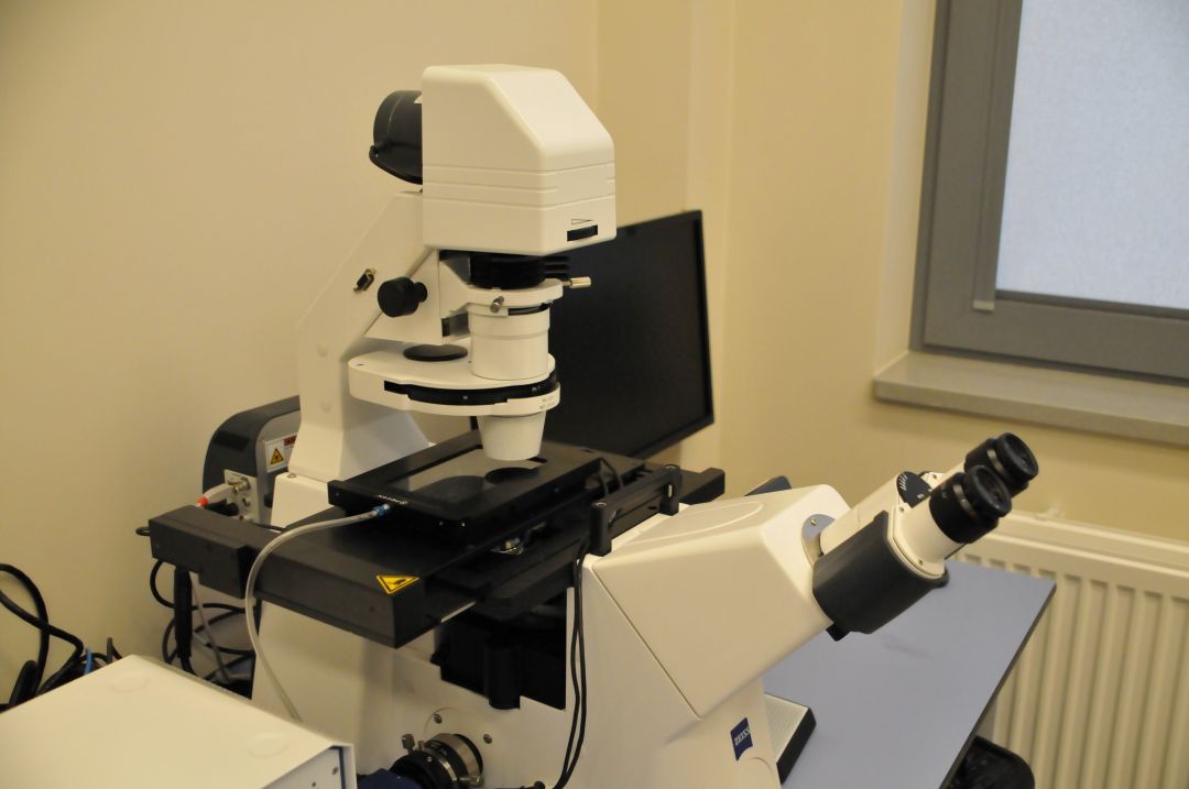Sprzęt laboratoryjny: Mikroskop w pomieszczeniu LOMTI.