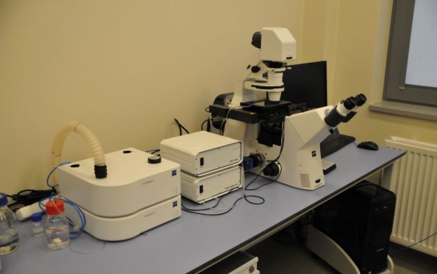 Sprzęt laboratoryjny: Mikroskop w pomieszczeniu LOMTI.