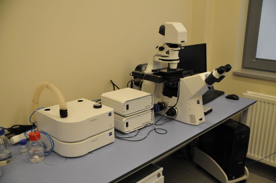 Sprzęt laboratoryjny: Mikroskop w pomieszczeniu LOMTI.