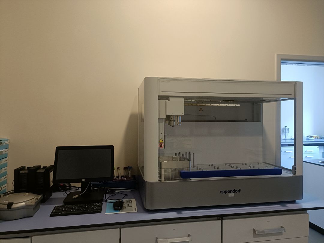 Sprzęt laboratoryjny: STACJA PIPETUJĄCA EPPENDORF w pomieszczeniu LOMTI.
