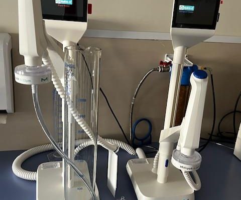 Sprzęt laboratoryjny: System oczyszczania wody MiliQ IQ 7703 w pomieszczeniu LOMTI.