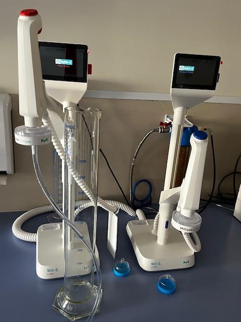 Sprzęt laboratoryjny: System oczyszczania wody MiliQ IQ 7703 w pomieszczeniu LOMTI.