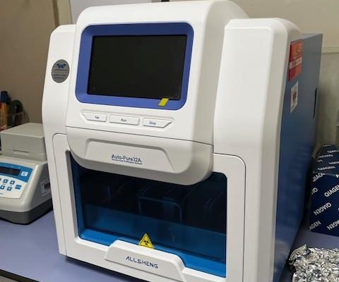 Sprzęt laboratoryjny: Urządzenie do automatycznej izolacji kwasów nukleinowych, AllSheng Auto-Pure32A w pomieszczeniu LOMTI.