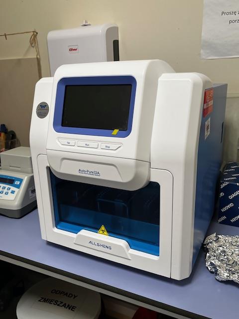 Sprzęt laboratoryjny: Urządzenie do automatycznej izolacji kwasów nukleinowych, AllSheng Auto-Pure32A w pomieszczeniu LOMTI.