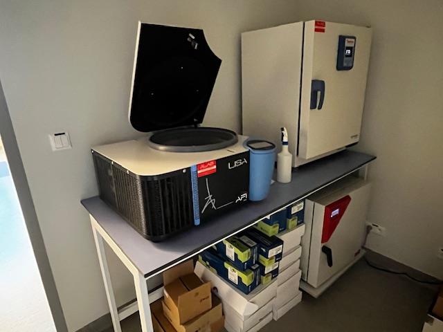 Sprzęt laboratoryjny: WIRÓWKA LISA AFI i INKUBATORY w pomieszczeniu LOMTI.