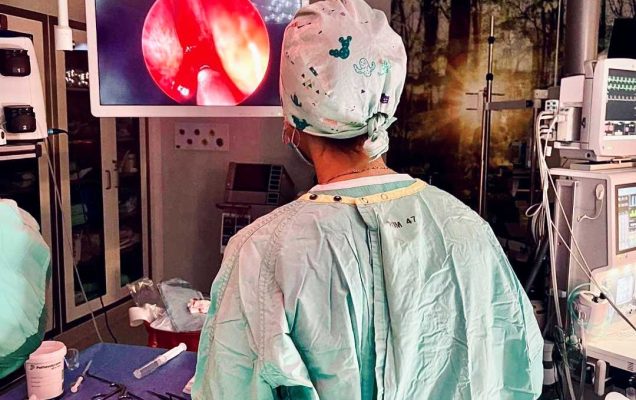 Sala operacyjna, lekarze podczas operacji patrzą w monitor z obrazem zabiegu.