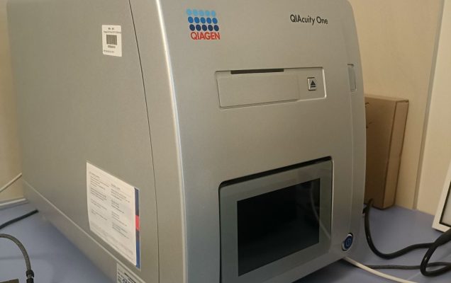 Sprzęt laboratoryjny w pomieszczeniu laboratoryjnym.