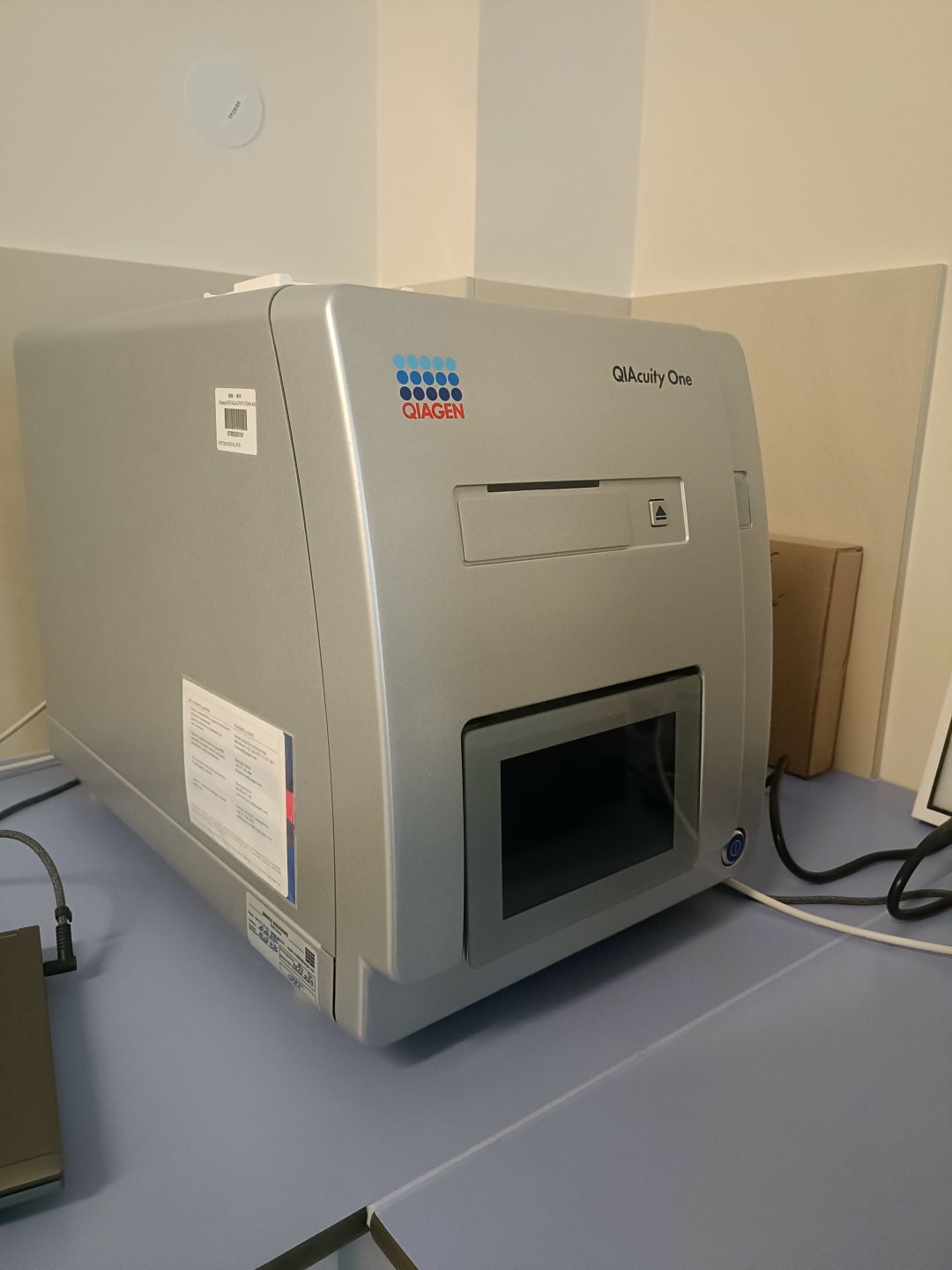 Sprzęt laboratoryjny w pomieszczeniu laboratoryjnym.