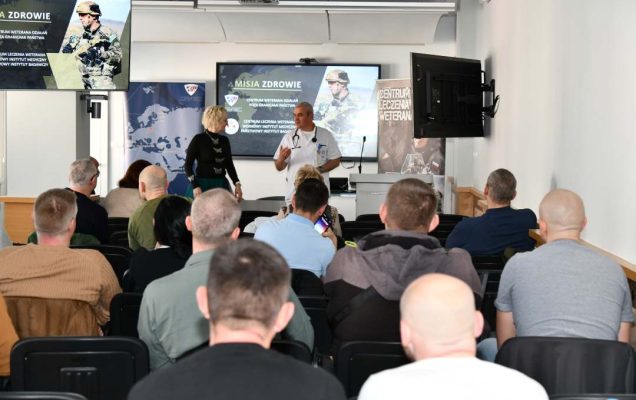 Ujecie z tyłu sali na słuchaczy i Jarosława Świstaka i Martę Machunik podczas prelekcji.