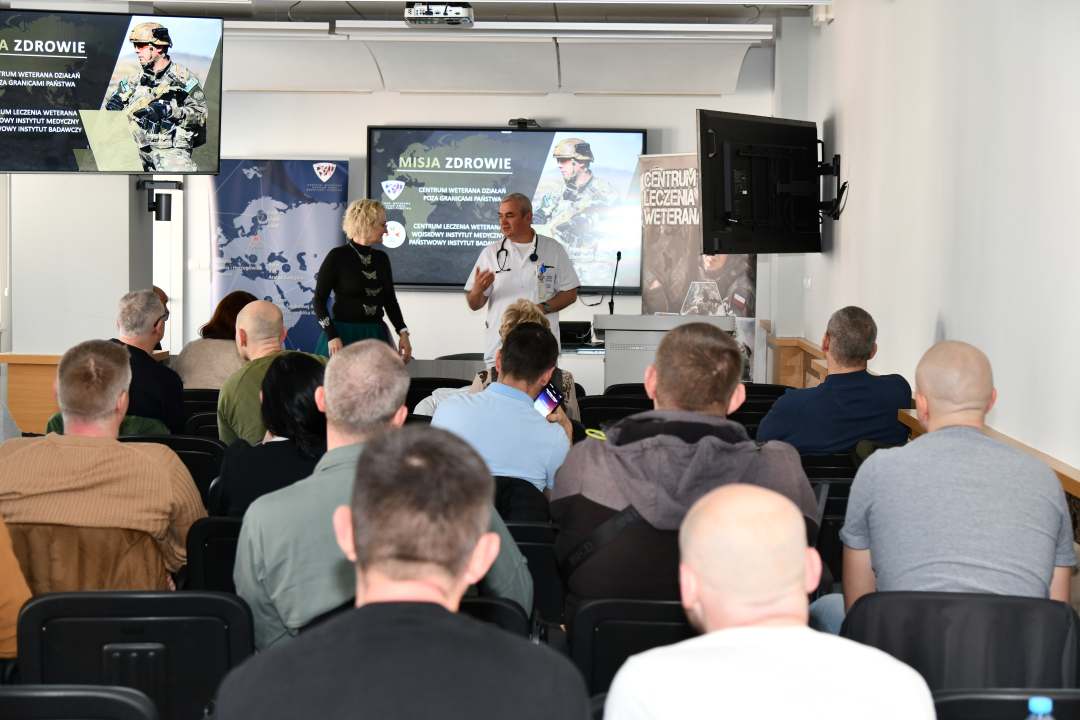 Ujecie z tyłu sali na słuchaczy i Jarosława Świstaka i Martę Machunik podczas prelekcji.