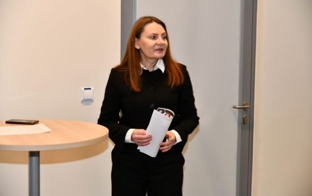 Agnieszka Synowiec w sali wykładowej.