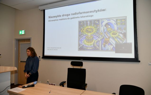 Urszula Karczmarczyk podczas wykładu, za nią wyświetlona prezentacja.