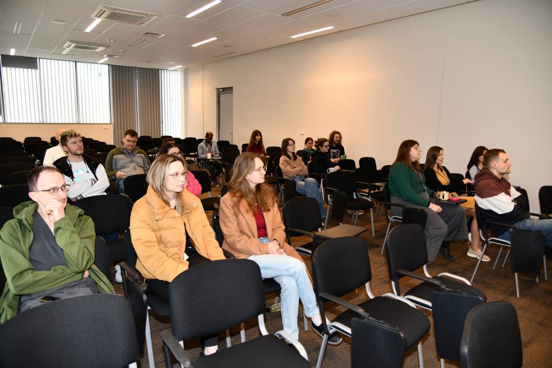 Siedzący na sali słuchacze podczas wykładu.