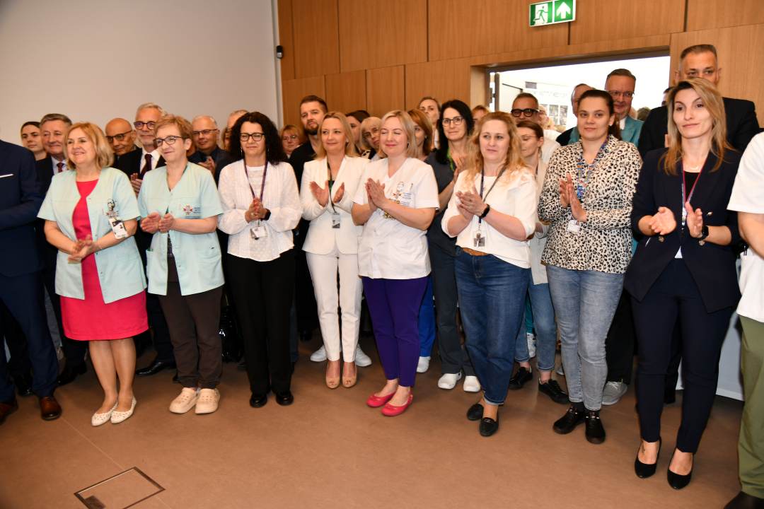 Goście i pracownicy WIM stojący na auli.