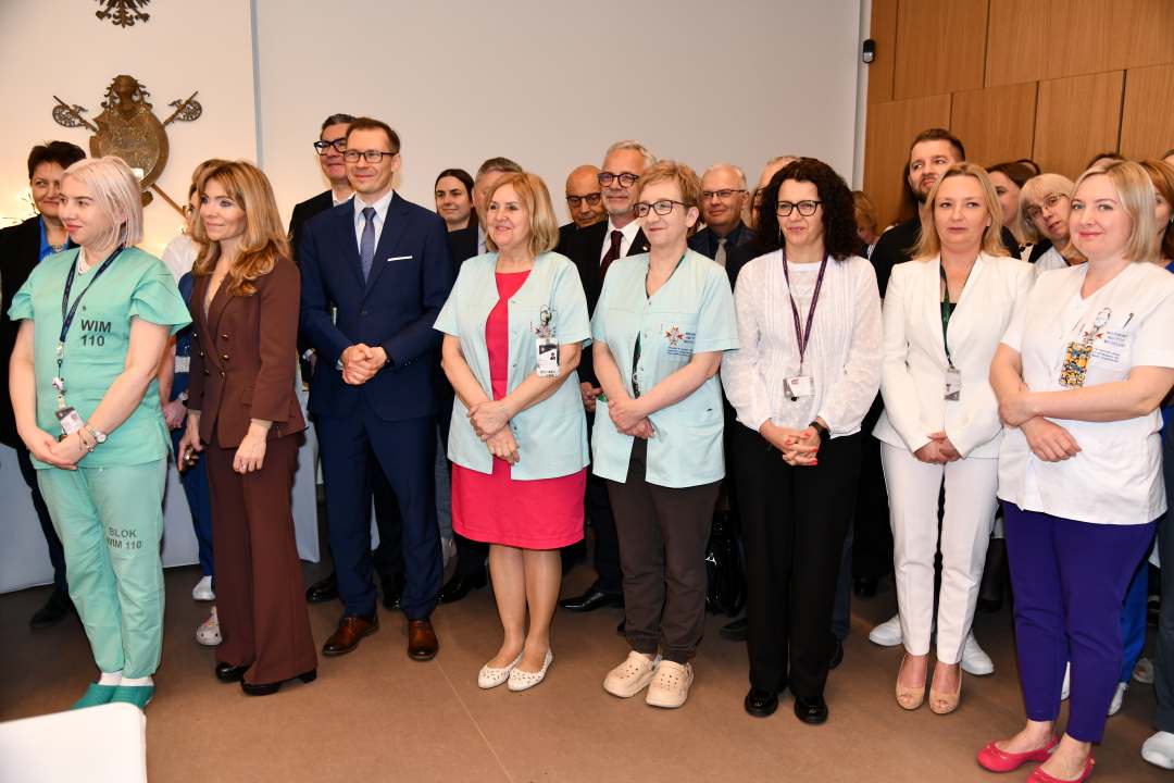 Goście i pracownicy WIM stojący na auli.