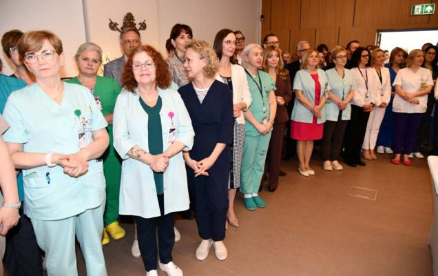 Goście i pracownicy WIM stojący na auli.