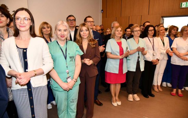 Goście i pracownicy WIM stojący na auli.